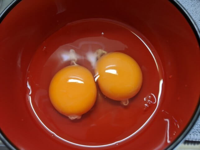 卵2個を割り入れる